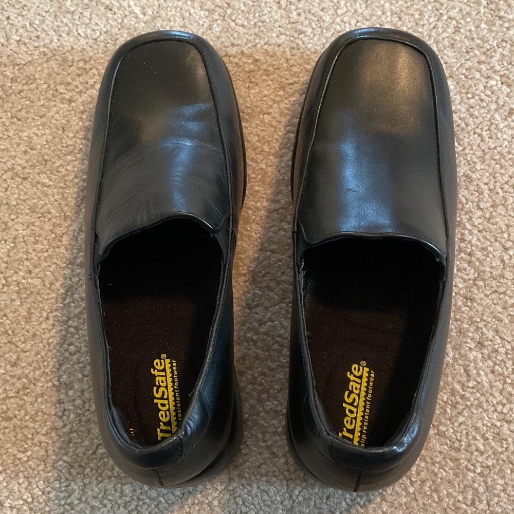 size 7, tred safe shoes, non slip bottoms - Picture 4 of 8